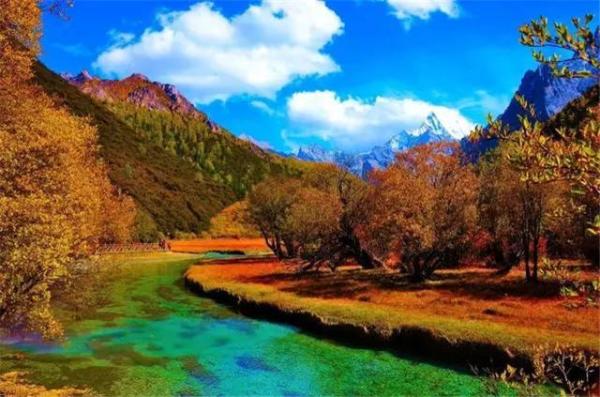 亚丁景区酒店攻略大揭秘，探索自然美景，寻找心灵平静之旅