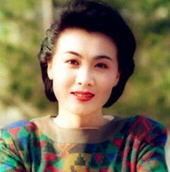演员李媛媛,重磅推出演员李媛媛的高科技生活必备神器——科技之光，照亮您的未来生活！