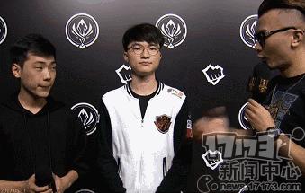 LOL知名女玩家最新秀，小巷中的游戏天堂风采展