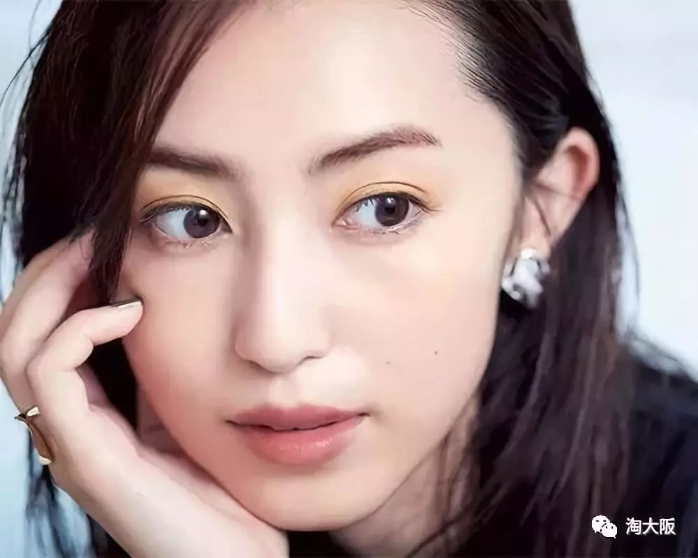 时尚风潮下的多元表达与个人立场的最新流行妆风采